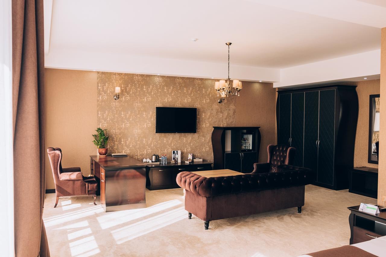Megapolis Hotel Shymkent Bagian luar foto